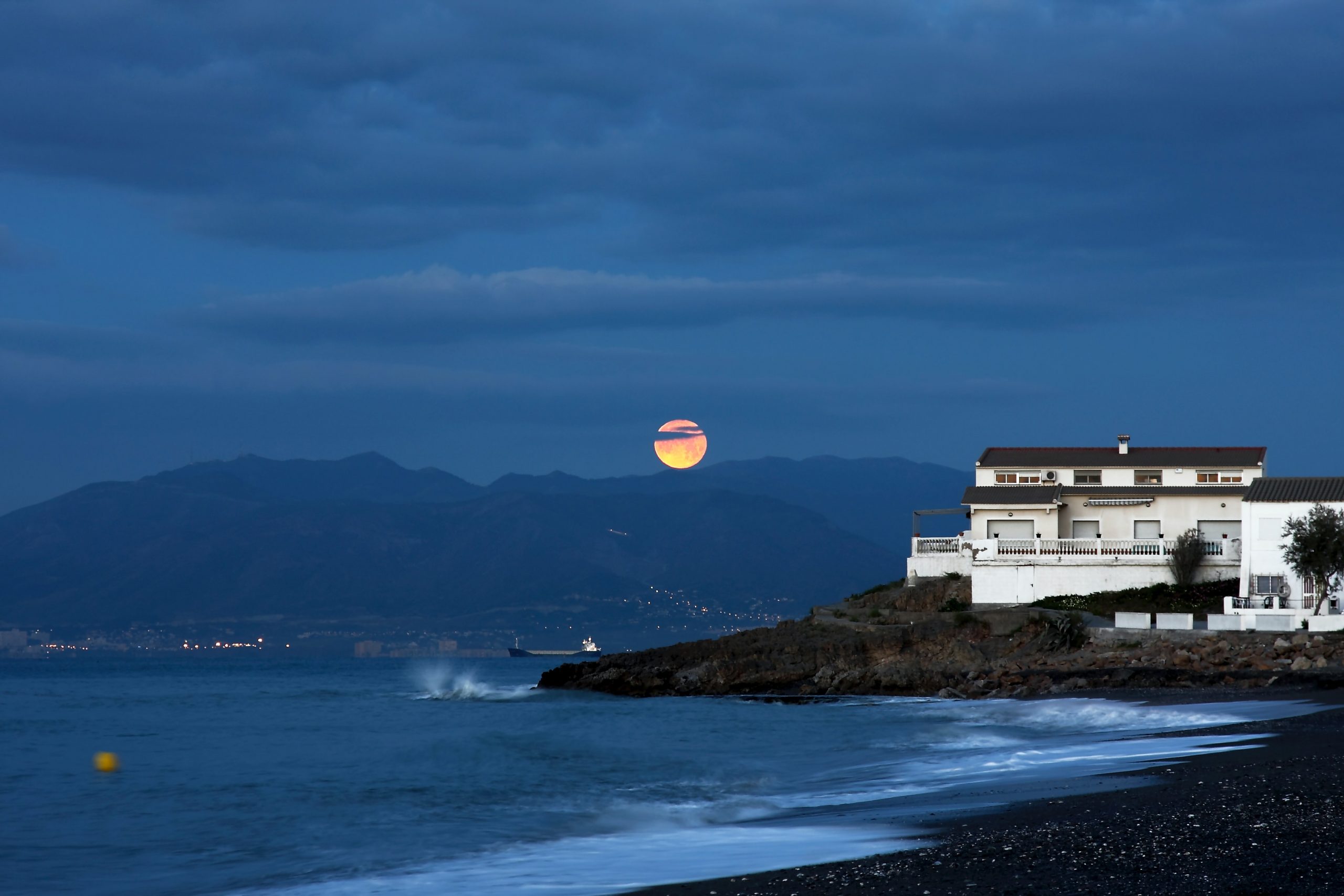 An image of a shoreside house in Spain